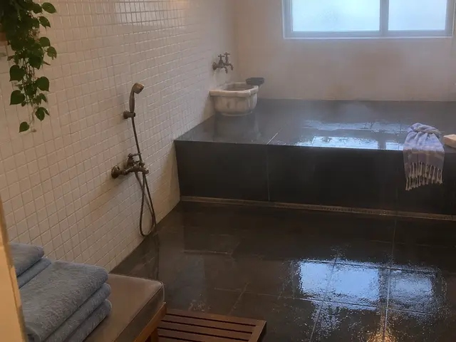 Beyaz mozaikli, kurnalı hamam bölümü — Bayrampaşa, Masaj Salonun
