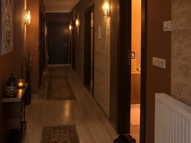 Aplik ışıklı, halılı ve sıcak tonlu koridor — Bayrampaşa, Masaj Salonun